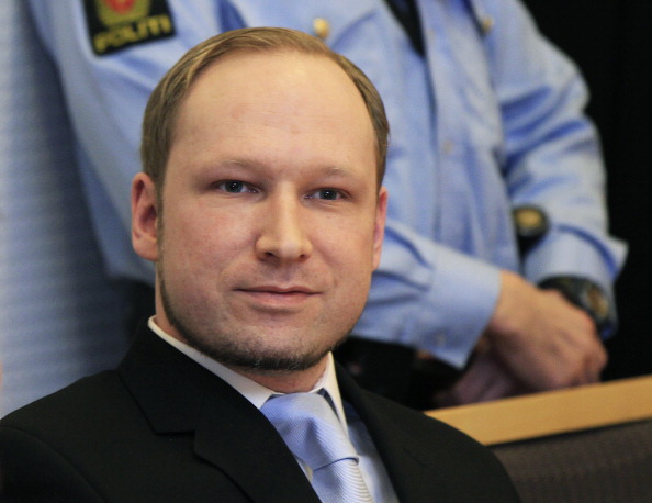Правий екстреміст Андерс Брейвік доставлений до суду в Осло 6 лютого 2012. Фото: SANNUM LAUTEN/AFP/Getty Images