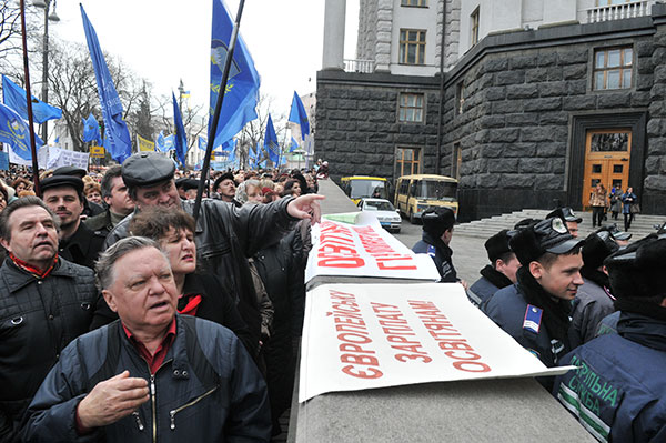 Понад 5 тисяч працівників освіти з різних регіонів України 22 березня вийшли до Кабінету Міністрів з вимогою підвищення зарплати. Фото: Володимир Бородін/The Epoch Times Україна