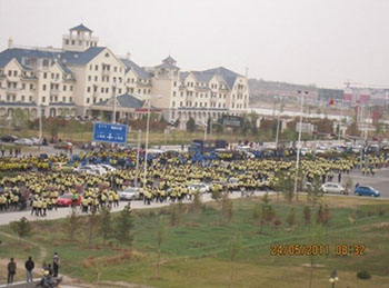 Недовольство: 25 мая студенты вышли с протестами к правительственному зданию Ксилинол. Фото: Информационный центр по правам человека Южной Монголии.