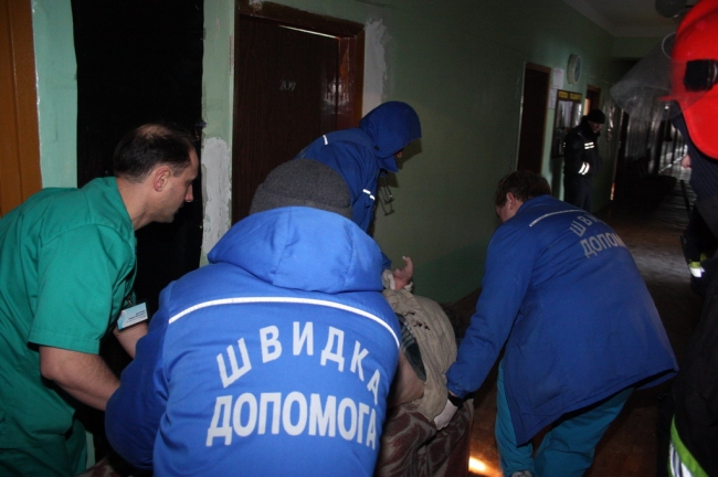 Вибух частково зруйнував лікарню в Луганську. Фото: mns.gov.ua