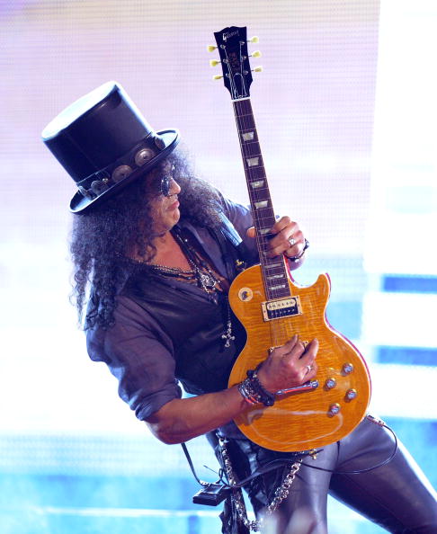 Слэш с гитарой Gibson. Фото: Kevin Winter/Getty Images