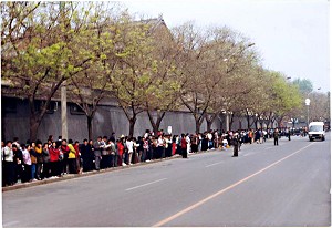 Збори тисяч послідовників Фалуньгун біля будівлі центрального уряду в Пекіні 25 квітня 1999 року породили пропагандистську компанію. Фото: Велика Епоха