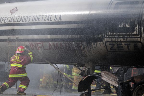 Сильний вибух газу у Гватемалі. Фото: JOSE RODRIGUEZ,EITAN ABRAMOVICH/AFP/Getty Images 