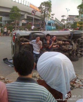 Троє чоловіків облитих бензином, яких сільські жителі вважають бандитами, а не поліцейськими, просять пощади. 23 липня, провінція Гуандун, Китай. Фото: Weibo.com
