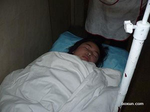 Дiвчина Лан Юаньсен знаходиться у лiкарнi. Фото з сайту http://epochtimes.com