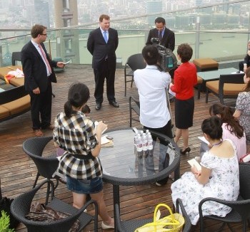 Джон Бэрд на брифинге с китайскими журналистами после выступления представителей деловых кругов в Шанхае 20 июля. Фото: theepochtimes.com