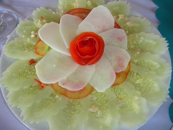 Тарілка світу: овочі, витончено вирізані за формою квітки лотоса, були подані на човен в затоці Халонг. Фото з сайту theepochtimes.com