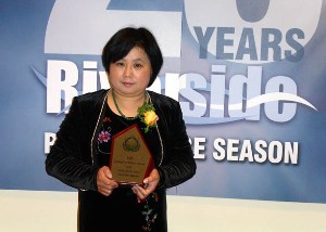 Чжан Цуйин получила награду. Фото: minghui.ca