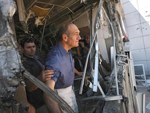 Прем'єр-міністр Ізраїлю Ехуд Ольмерт оглядає пошкодження, завдані ракетою 'Хізбалли' лікарні в містечку Нахар у Північному Ізраїлі 24 серпня 2006 року. Фото: Jim Hollander/AFP/Getty Images