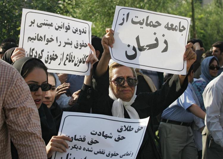 Іранські жінки відстоюють свої права, 2006 р. Фото: Hassan Ammar/AFP/Getty Images