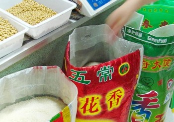 «Ароматный рис из Учан» пахнет химическими ароматизаторами. Фото с epochtimes.com