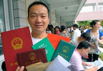 Китай стоїть на першому місці в світі за кількістю видаваних документів та довідок. Фото з epochtimes.com