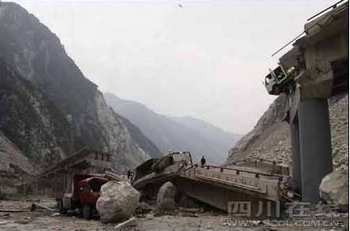 Камнепад зруйнував міст в повіті Веньчуань провінції Сичуань 25 липня 2009 рік. Фото: epochtimes.com