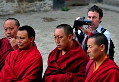 22 июня. Иностранный корреспондент делает видео-съёмку в монастыре Сера г.Лхасы. Фото: AFP