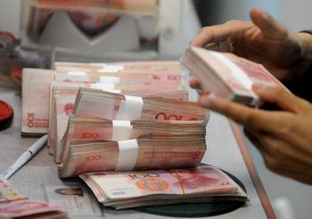 Китайские коррупционеры перевели за границу более 100 млрд. долларов США. Фото: MARK RALSTON/AFP/Getty Images