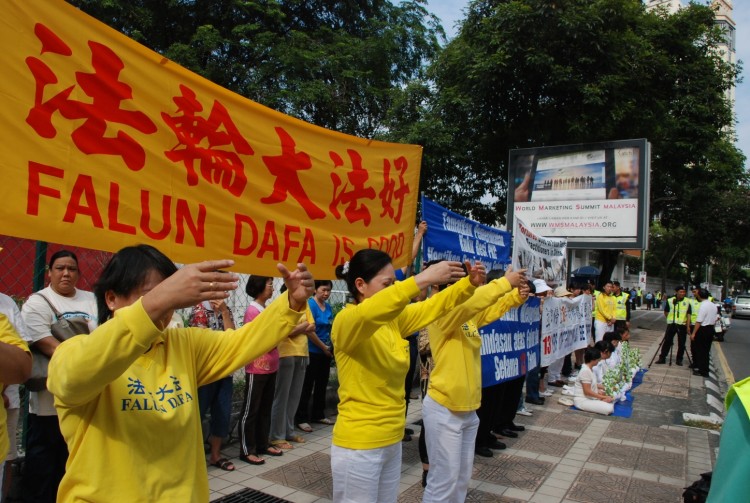 Акція біля посольства КНР в Куала-Лумпур, Малайзії 20 липня 2012 року. Фото: The Epoch Times