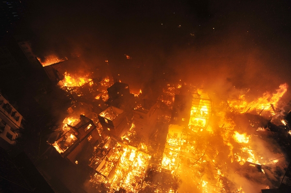 Пожар в провинции Фуцзянь погубил 13 домов. 21 ноября 2010 год. Фото с epochtimes.com