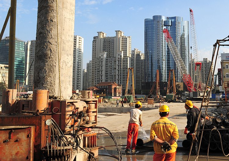 Робітники в Шанхаї. 9 жовтня 2011 року Китайська економіка зіткнулася з фундаментальними проблемами, на подолання яких можуть піти роки. Фото: Марк Ролстон/AFP/Getty Images