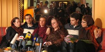 Затримані американські туристки Шейн Бауер (друга зліва), 32-річна Сара Шоерд (праворуч) і Джош Фатталь (другий-праворуч) сидять разом з їх матерями під час першої зустрічі після арешту, в столиці Ірану Тегерані, 20 травня 2010 р. Іран звільнив американсь