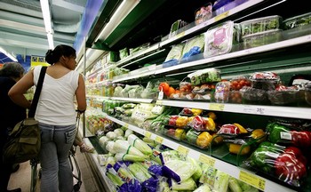Во фруктах и овощах пекинских супермаркетов обнаружены 17 видов ядохимикатов. Фото: ANTONY DICKSON/AFP/Getty Images