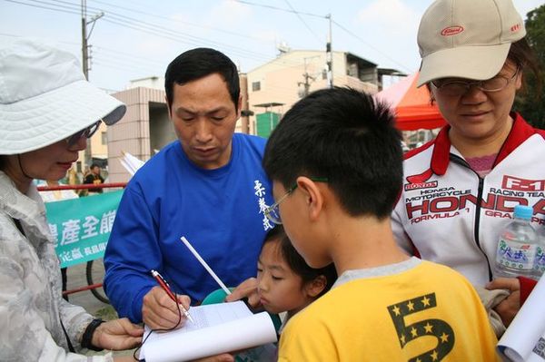 В тайваньском городе Бидун прошла акция «сбора миллиона подписей» в защиту прав человека в Китае. Фото: Ли Цзиньи/The Epoch Times 