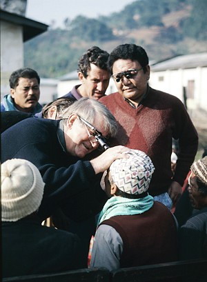 Фред Холлоус и доктор Сандук Руит осматривают пациентов в Непале в 1992 году. Фото любезно предоставлено Фондом Фреда Холлоуса