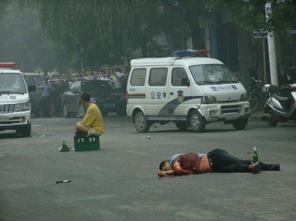 Мотоцикліст серед білого дня вбив патрульного дорожньої служби. Місто Даньдун провінції Ляонін. 31 липня 2010 р. Фото: epochtimes.com