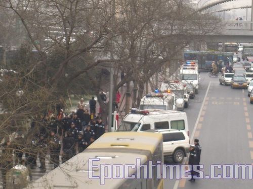 До місця проведення акції протесту приїхало багато міліції, яка відтіснила учасників акції убік від будівлі генеральної ради профспілок. Фото: Велика Епоха