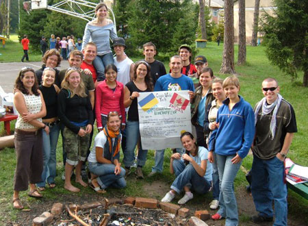 Фото: Ольга Зубик (сидить ліворуч) серед учасників програми „Канада – Світ Молоді”