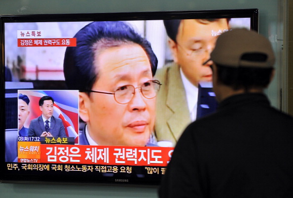 По телевізору транслюють новину про Чан Сон Тхека, страченого дядька нинішнього лідера КНДР. Фото: JUNG YEON-JE/AFP/Getty Images