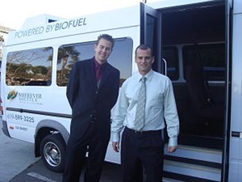 Власники Wherever Shuttle Райан Вількокс (ліворуч) і Бруно Мора (праворуч) на фоні свого мікроавтобуса Мерседес, який працює на біопаливі. Фото: Джошуа Філіпп/The Epoch Times