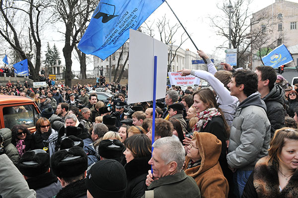 Працівники сфери освіти і науки перекрили вулицю Грушевського під час акції з вимогою підвищення зарплати біля Кабінету Міністрів України 22 березня 2011 року. Фото: Володимир Бородін / The Epoch Times Україна