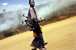 Полисмен, несущий два АК-47 в области Итури Демократической республики Конго. Согласно данным Международной Амнистии, 17% оружия, захваченного миротворцами ООН, поставлено из Китая. Фото: Spencer Platt/Getty Images