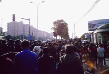 Крестьяне посёлка Мачао г.Шанхая напротив здания местной администрации выражают свой протест властям. 16 декабря. Фото: RFA