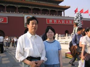 Сунь Вэньгуан (слева) и Лю Ди перед площадью Тань-Ань-Мэнь в 2005 году. Фото: Сунь Вэньгуан/Великая Эпоха
