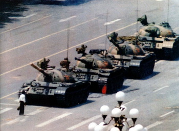Знаменитая фотография гражданского мирного протеста студентов 4 июня 1989 года на площади Врат небесного спокойствия - Тяньаньмэнь в Пекине. Фото: 64memo.com