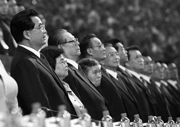 Цзян Цзэминь (третий слева), бывший генеральный секретарь КПК, в окружении других лидеров режима и их жен, на открытии Паралимпийских игр 2008 года в Пекине. Китайский интернет гудит слухами о смерти Цзяна. Фото: Liu Jin/AFP/Getty Images