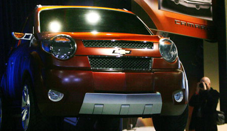 Chevrolet Trax - полноприводный пятидверный автомобиль с увеличенным клиренсом, передние колеса которого приводятся в движение бензиновым двигателем объемом один литр, а задние - электродвигателем. Фото: STAN HONDA/AFP/Getty Images