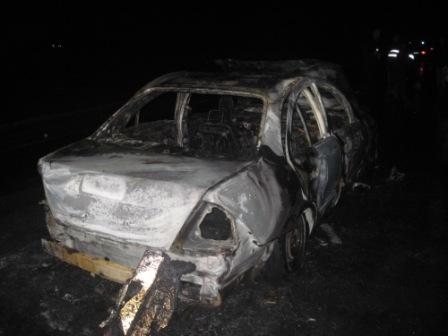 Сгоревшая иномарка Nissan Almera. Фото: пресс-служба ГАИ в Киевской области