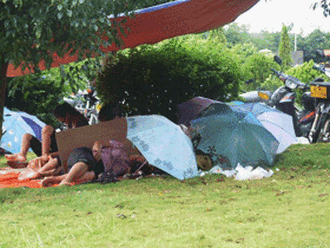 Під час страйку робочі цілий тиждень жили на газоні біля будівлі місцевої адміністрації. Фото: RFA