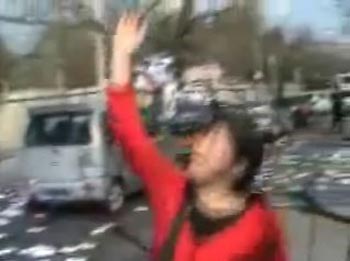 6 апреля в 11 утра несколько десятков жалобщиков из разных провинций Китая провели митинг протеста перед северными воротами Чжуннаньхай, распространив десятки тысяч листовок. Фото с сайта epochtimes.com