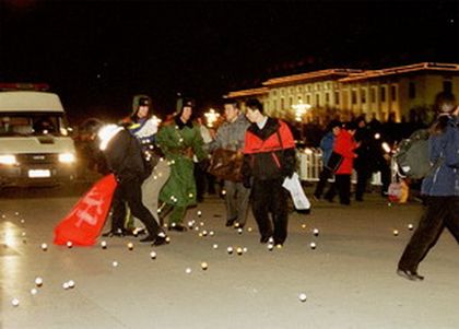Полиция на площади Тяньаньмэнь арестовывает последователей «Фалуньгун», проводящих акцию протеста потив репрессий 31 декабря 2001 г. Фото: Liaison/Getty Images