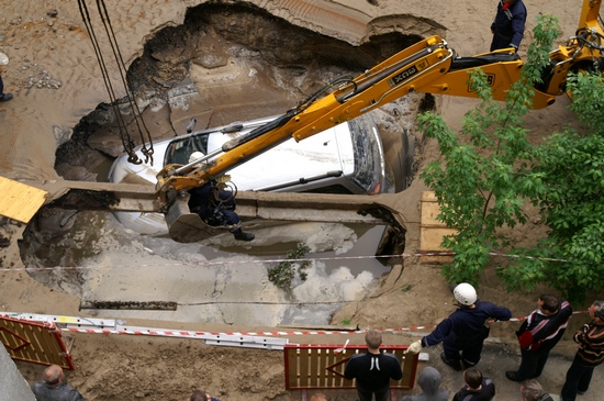 Іномарка провалилась під землю у Києві. Фото: The Epoch Times