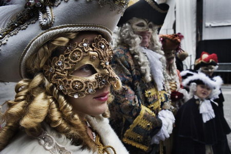 У 1608 році Венеціанська влада видали декрет, який забороняв носити маски протягом тривалого періоду. З цієї миті маски дозволялося використовувати тільки під час карнавалу або на офіційних банкетах. Фото: Marco Di Lauro/Getty Images