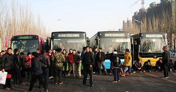 Селяни заблокували дорогу, вимагаючи виплати зарплати. Місто Іньчуань, Нінся-Хуейський автономний район. 25 листопада 2009 р. Фото з epochtimes.com