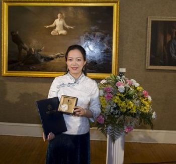 Мішель Чень з Канади виграла золоту медаль на міжнародному конкурсі китайського живопису. Фото: The Epoch Times