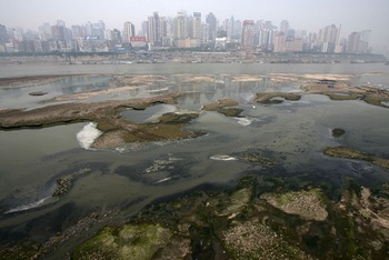 В реку Янцзы каждый год сливается 25,6 млрд. тонн промышленных вод. Фото: Getty Images