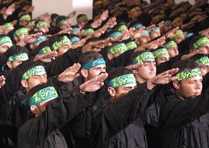 Бойовики Хезболлах салютують на урочистій церемонії з приводу ”Дня мучеників” в Бейруті. Фото: Suhaila Sahmarani/AFP/Getty Images
