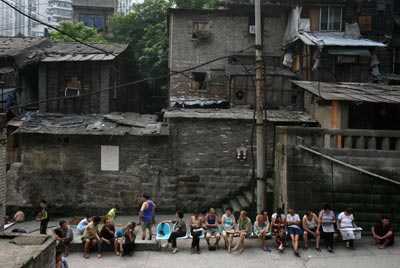 Жителі міста Чуньцина в спекотну погоду відпочивають на вулиці. Фото: China Photos/getty Images 