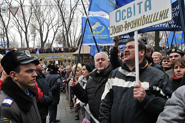 Понад 5 тисяч працівників освіти з різних регіонів України 22 березня вийшли до Кабінету Міністрів з вимогою підвищення зарплати. Фото: Володимир Бородін/The Epoch Times Україна